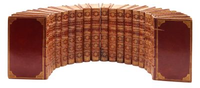 les livres sont empilés sur une surface blanche
