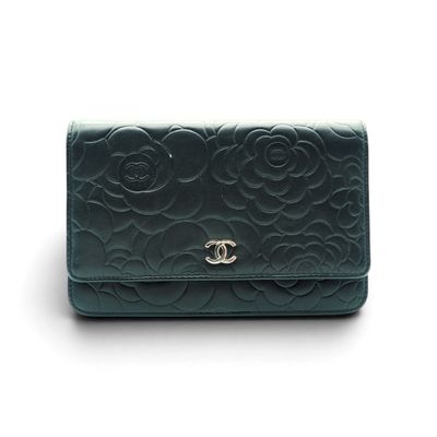 Portefeuille Chanel en cuir matelassé vert avec le logo CC