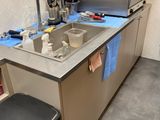 une cuisine avec un évier et une poubelle