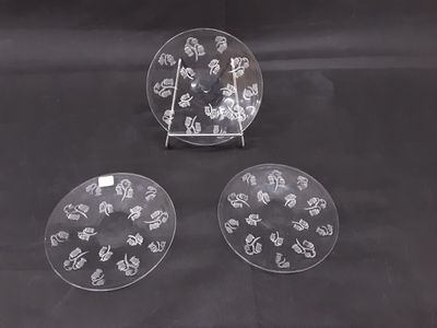 R. LALIQUE. Ensemble de 3 sous-bols ou assiette en cristal m…