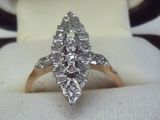 une photo d'une bague en diamant posée sur un présentoir à bagues
