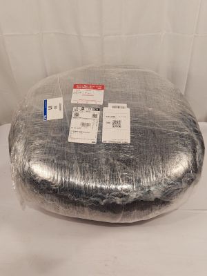 un gâteau rond emballé dans du film plastique et posé sur une table