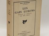 un vieux livre posé sur une table à côté d'un mur blanc