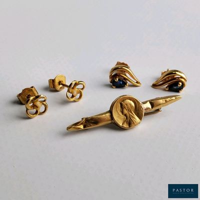 trois paires de boucles d'oreilles dorées et une paire ornée de pierres noires