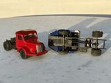 un camion rouge et un camion bleu sur un fond blanc
