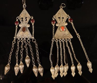 Deux pendentifs en argent 800/1000 et parties de cuivre au d…