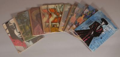 plusieurs livres sont empilés sur une table