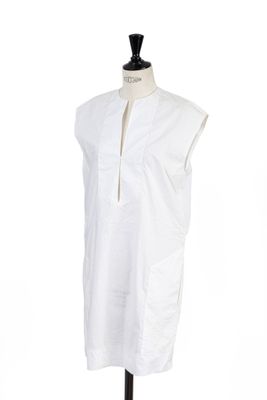une chemise blanche posée sur un mannequin, devant un fond blanc