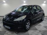 la photo d'une voiture noire garée dans un garage