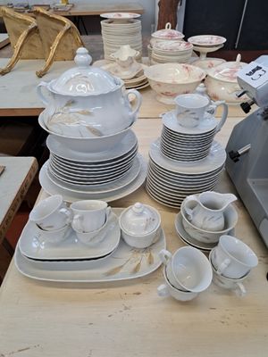 beaucoup de vaisselle et de tasses sur la table