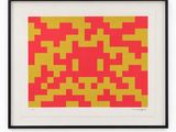 un tableau abstrait rouge et jaune, encadré de noir, accroché à un mur blanc