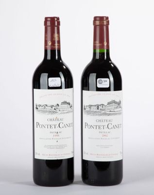 deux bouteilles de vin posées l'une à côté de l'autre sur une table