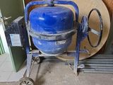 une machine bleue posée dans un coin d'une pièce