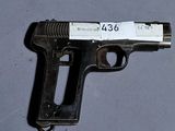 un pistolet muni d'une étiquette, posé sur une table