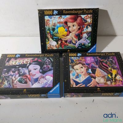 Trois puzzles sont posés sur une table blanche
