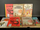 plusieurs livres sont empilés sur une table