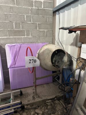 une bétonnière posée dans un coin d'une pièce