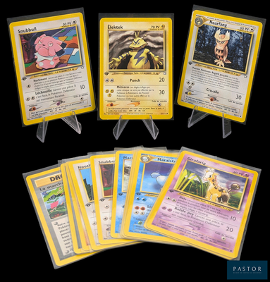 cinq cartes Pokémon sont représentées en ligne sur un fond noir