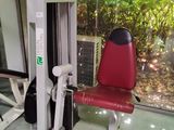 un appareil de gym rouge et blanc dans une pièce dotée d'une grande fenêtre