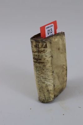 un petit morceau de bois dans lequel est glissée une carte