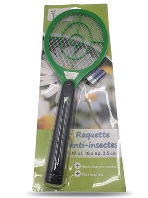 la raquette de tennis a un manche en plastique et un manche en plastique