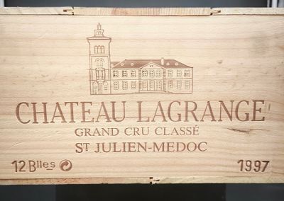 une boîte en bois sur laquelle est accrochée une pancarte indiquant « Château Lagrange »