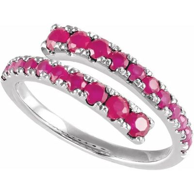 une bague rose ornée de deux rangées de pierres roses