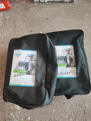 deux valises posées par terre l'une à côté de l'autre