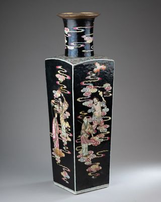 une image représentant un vase noir posé sur une table