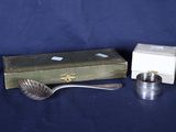 une cuillère en argent et une boîte contenant une cuillère