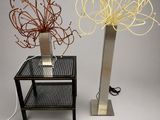 deux lampes placées l'une à côté de l'autre sur une table