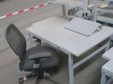 un bureau avec une chaise et un ordinateur portable dessus
