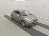 la petite voiture est garée dans le garage sur le sol en damier