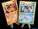 deux cartes pokemon posées l'une sur l'autre sur une table