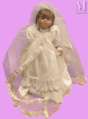 une poupée qui porte une robe de mariée et un voile