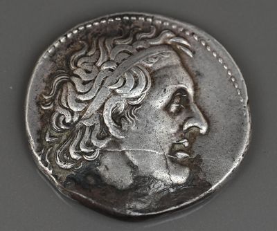 Gros plan sur une pièce d'argent portant une tête d'homme