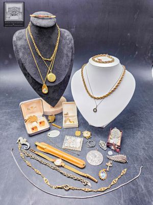 plusieurs types de bijoux différents exposés sur une table