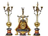 trois types d'horloges exposées sur la table
