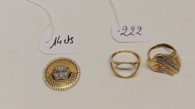 trois bagues en or et deux bagues en argent, avec leur étiquette de prix