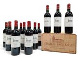 six bouteilles de vin sont alignées en rang devant une caisse en bois