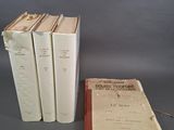 plusieurs livres sont empilés sur une table
