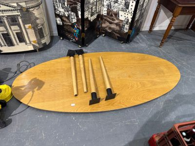 une table sur laquelle sont posés tout un tas de bâtons