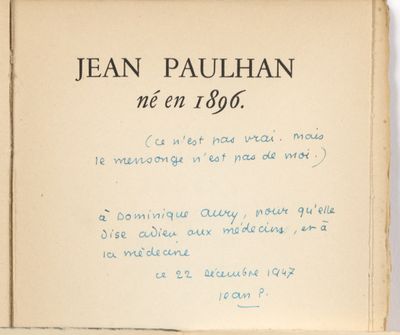 un vieux livre écrit posé sur une table