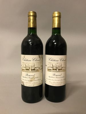 deux bouteilles de vin rouge posées l'une à côté de l'autre sur une table