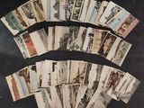 une vieille photo d'un lot de vieilles cartes postales sur une table