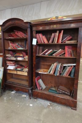 deux bibliothèques en bois remplies de livres dans une pièce