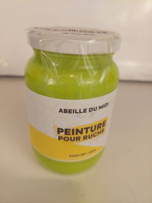 un pot de peinture posé sur le plan de travail d'une cuisine