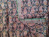un gros plan sur une chemise à motifs