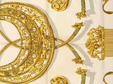 une nappe blanche et dorée ornée d'un motif