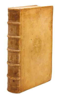 un vieux livre posé sur une table à côté d'un fond blanc